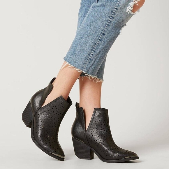 Not Rated Women's 7.5 For My Gals Black Perforated Booties Pointed Toe Notch - Picture 1 of 12